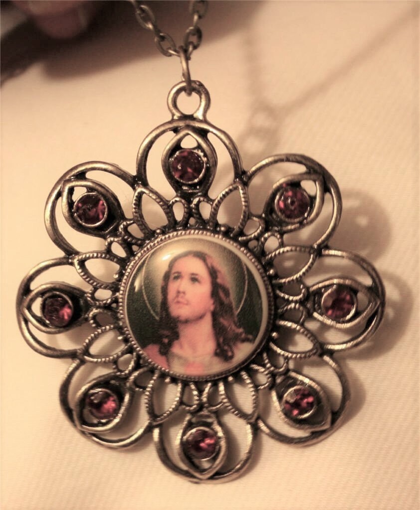 Wunderschöne Durchbrochene Blütenblatt Umrandete Messingfarbe Blume Rot Strass Sacred Heart Of Jesus Religiöse Medaille Anhänger Halskette von Inthepalmofhishand