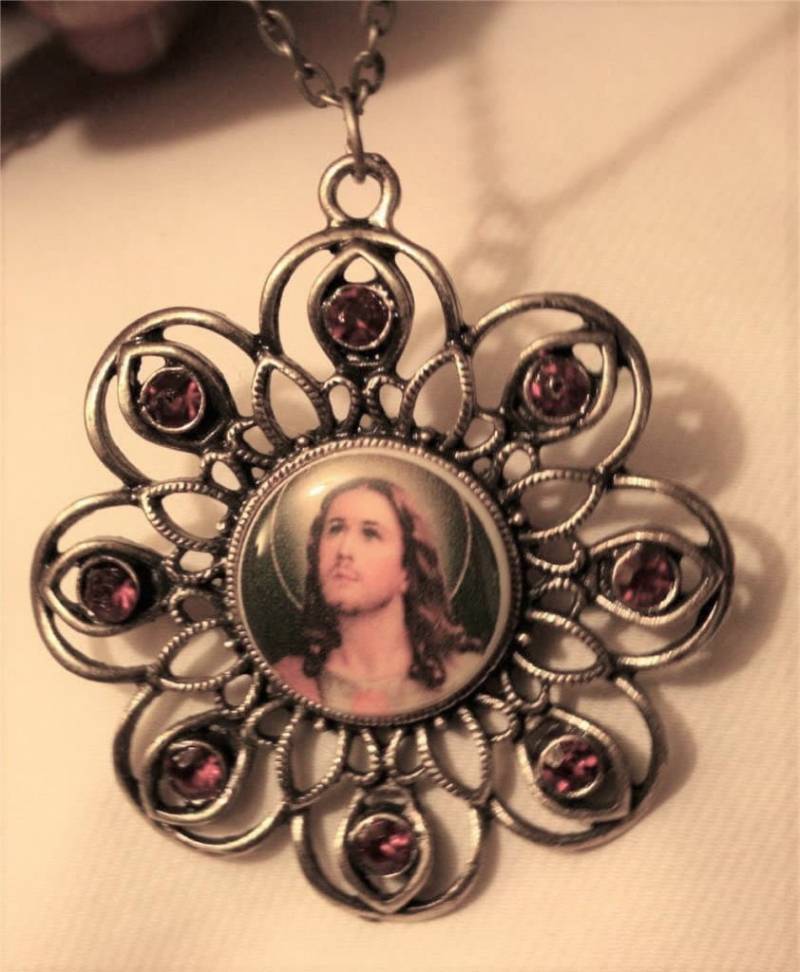 Wunderschöne Durchbrochene Blütenblatt Umrandete Messingfarbe Blume Rot Strass Sacred Heart Of Jesus Religiöse Medaille Anhänger Halskette von Inthepalmofhishand