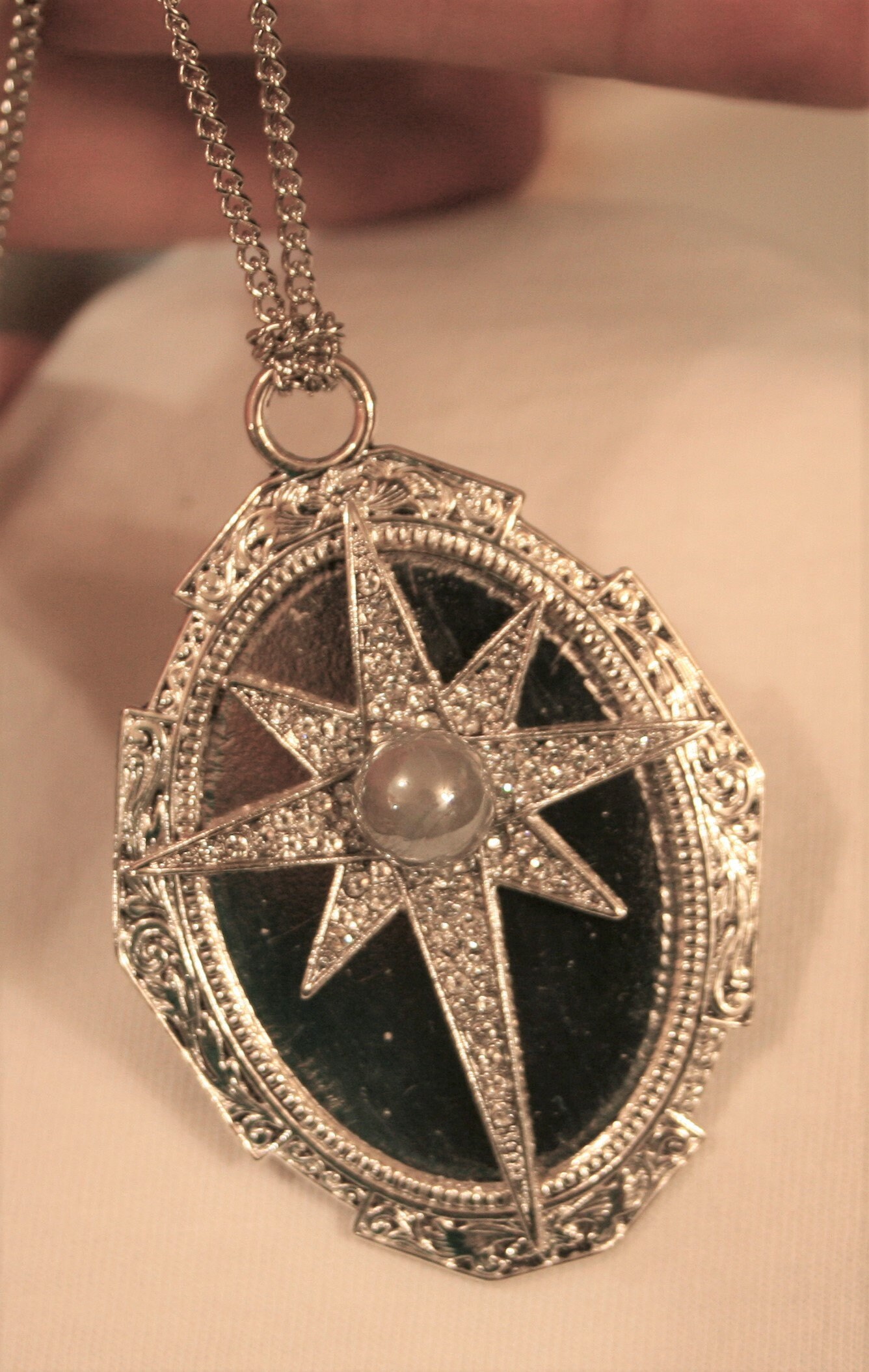 Wunderschöne Geformte Und Geriffelte Nordstern Strass Besetzte Simulierte Perle Silberfarbene Religiöse Kreuz-Halskette Wunderschöne Geformte Und Geriffelte Nordstern Strass Besetzte Simulierte Perle Silberfarbene Religiöse Kreuz-Halskette von Inthepalmofhishand