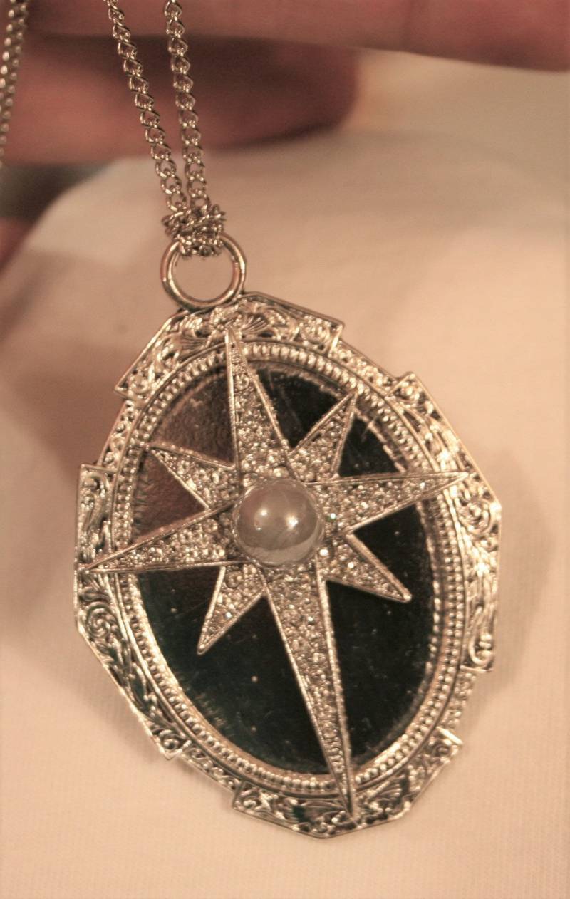 Wunderschöne Geformte Und Geriffelte Nordstern Strass Besetzte Simulierte Perle Silberfarbene Religiöse Kreuz-Halskette von Inthepalmofhishand
