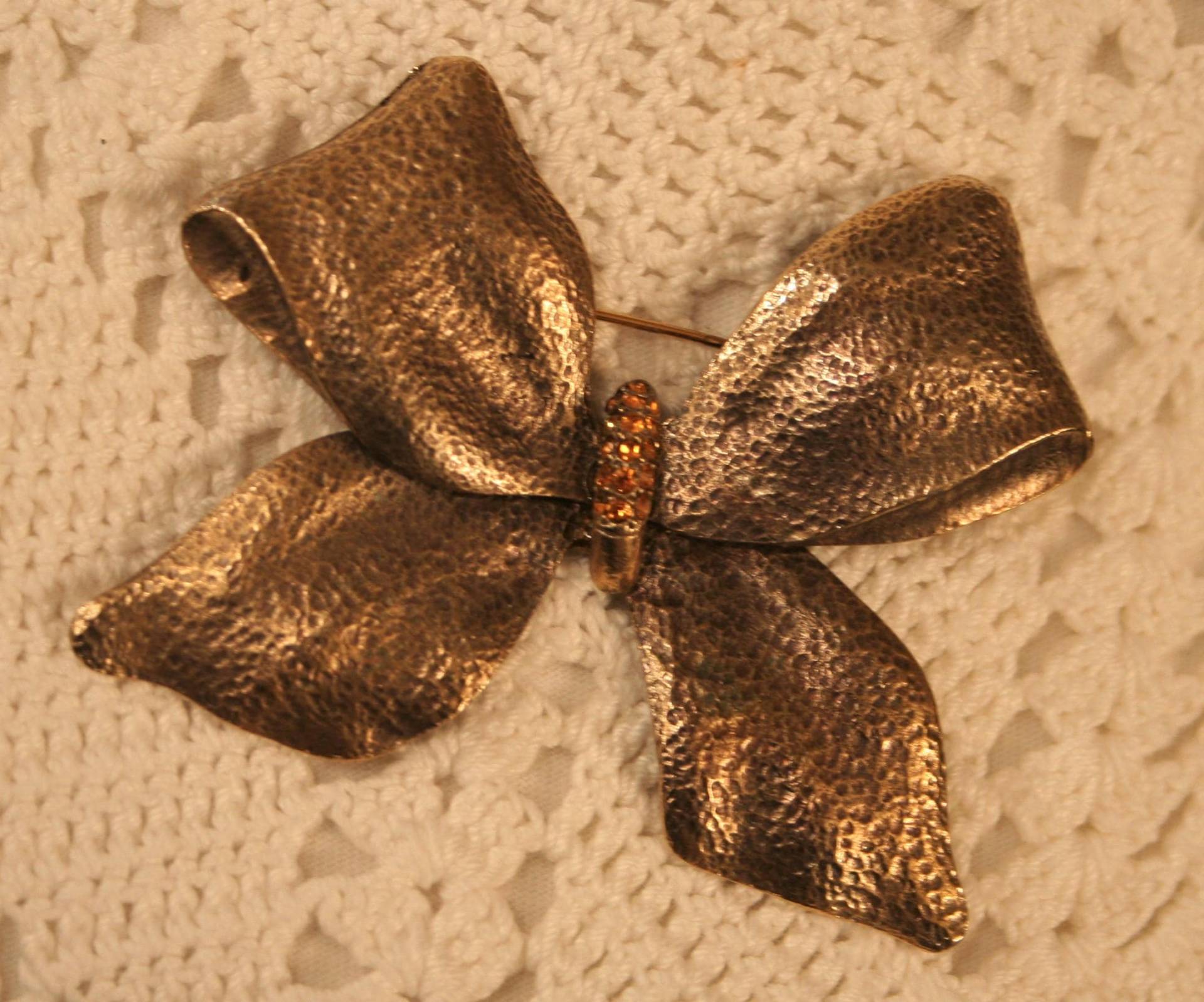Wunderschöne Gemeißelt Vintage Bernstein Strass Pebble-Strukturierte Große Brasstone Schleife Brosche Pin Ob Wunderschöne Gemeißelt Vintage Bernstein Strass Pebble-Strukturierte Große Brasstone Schleife Brosche Pin Ob von Inthepalmofhishand