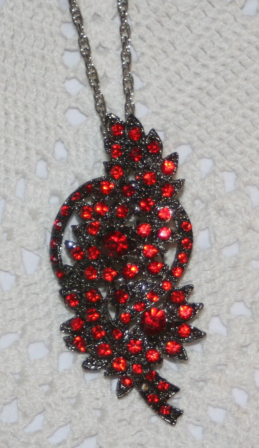 Wunderschöne Große Dunkle Silvertone Ruby Rot Strass Blumenstrauß Anhänger Halskette Brosche von Inthepalmofhishand