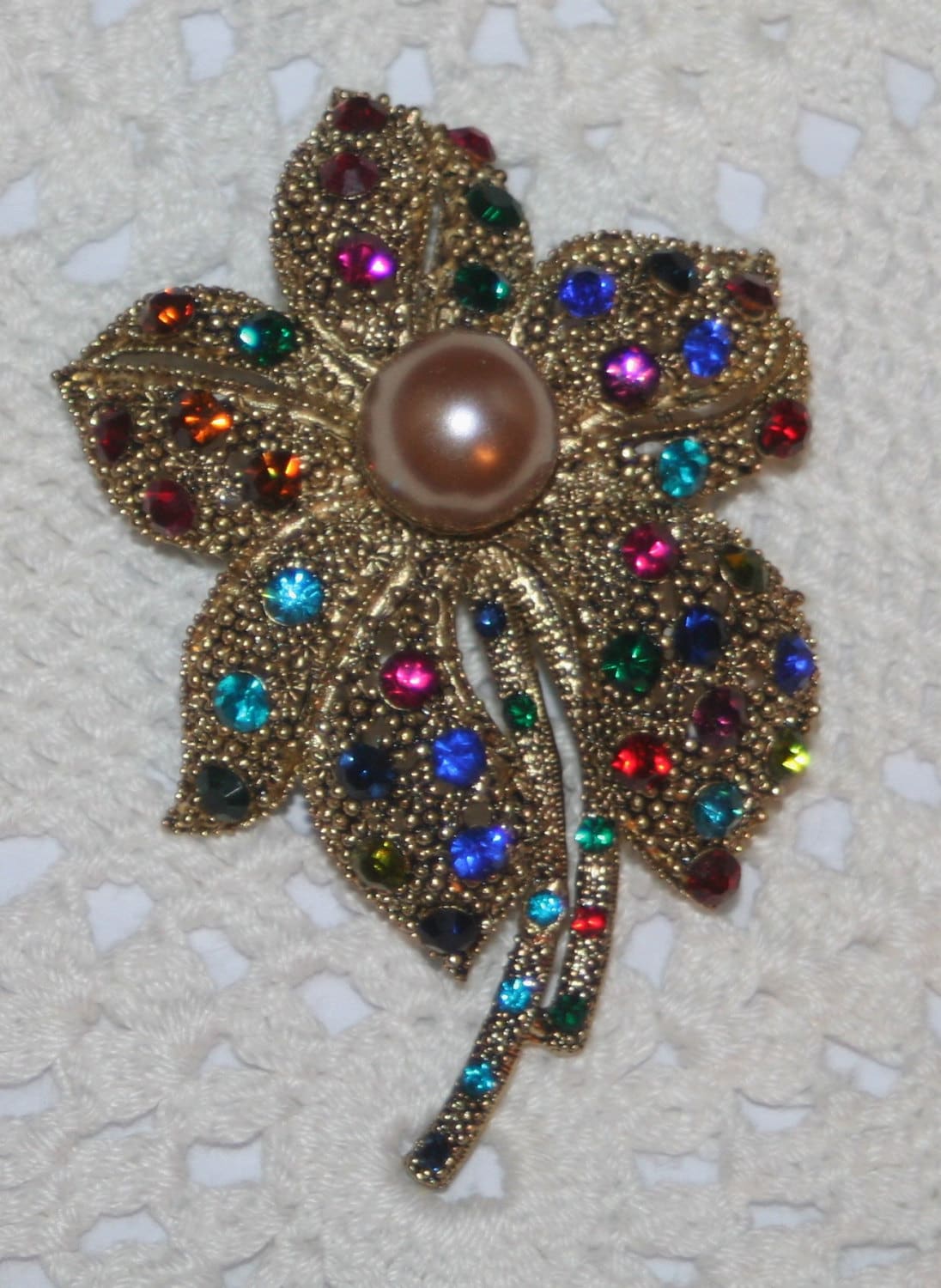 Wunderschöne Große Vintage Antik Gold Bunt Strass Blume Simuliert Perle Brosche Anhänger Wunderschöne Große Vintage Antik Gold Bunt Strass Blume Simuliert Perle Brosche Anhänger von Inthepalmofhishand