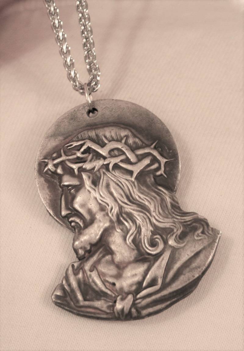 Wunderschöner Vintage Etch-Detaillierter Skulpturaler Kopf Christi Tragende Krone Der Thornen Zinn Figurale Religiöse Medaille Halskette von Inthepalmofhishand