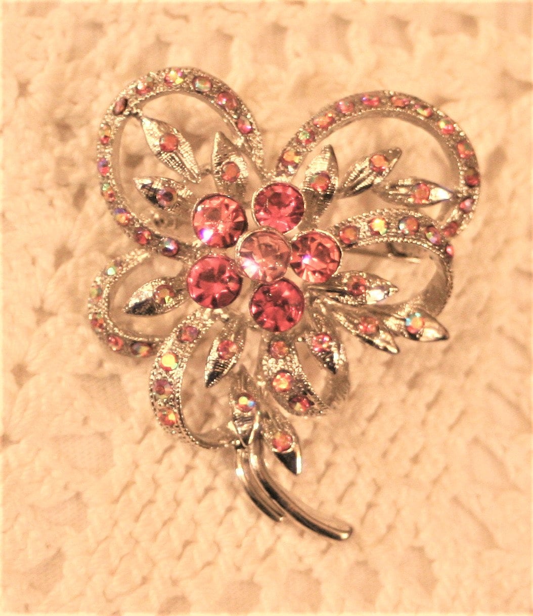 Zierlich Durchbrochene Silvertone Rose & Leichte Rosa Strass Beschenkung Blumenstrauß Brosche Zierlich Durchbrochene Silvertone Rose & Leichte Rosa Strass Beschenkung Blumenstrauß Brosche von Inthepalmofhishand