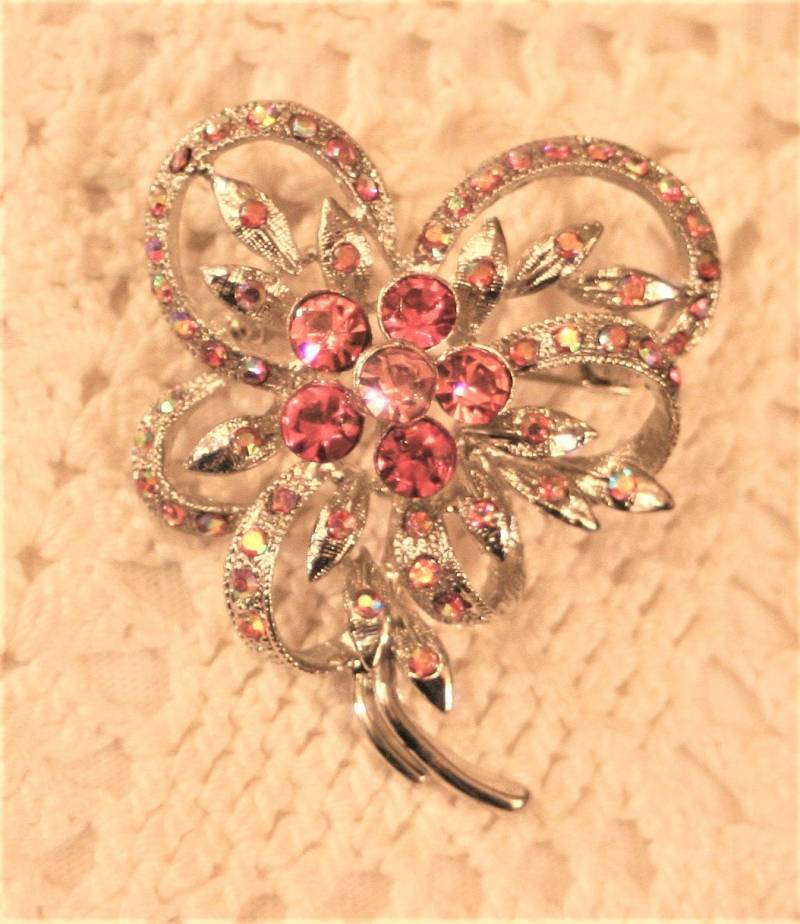 Zierlich Durchbrochene Silvertone Rose & Leichte Rosa Strass Beschenkung Blumenstrauß Brosche Zierlich Durchbrochene Silvertone Rose & Leichte Rosa Strass Beschenkung Blumenstrauß Brosche von Inthepalmofhishand