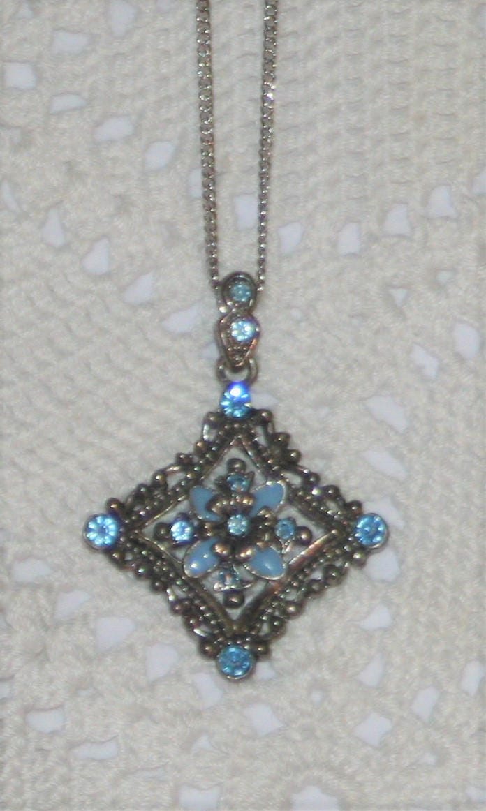 Zierliche Cutwork Licht Blau Fertig Blütenmitte Strass Akzentuiert Rhombus Silvertone Halskette Ob von Inthepalmofhishand