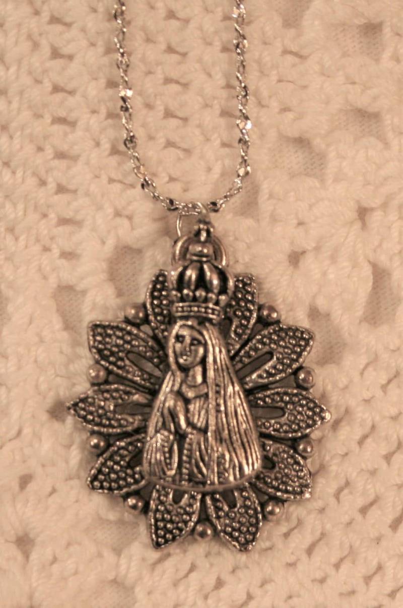Zierliche Durchbrochene Blume Blütenblätter Punkt Umrandeten Silvertone Gekrönt Unserer Lieben Frau Von Fatima Religiösen Christian Medaille von Inthepalmofhishand