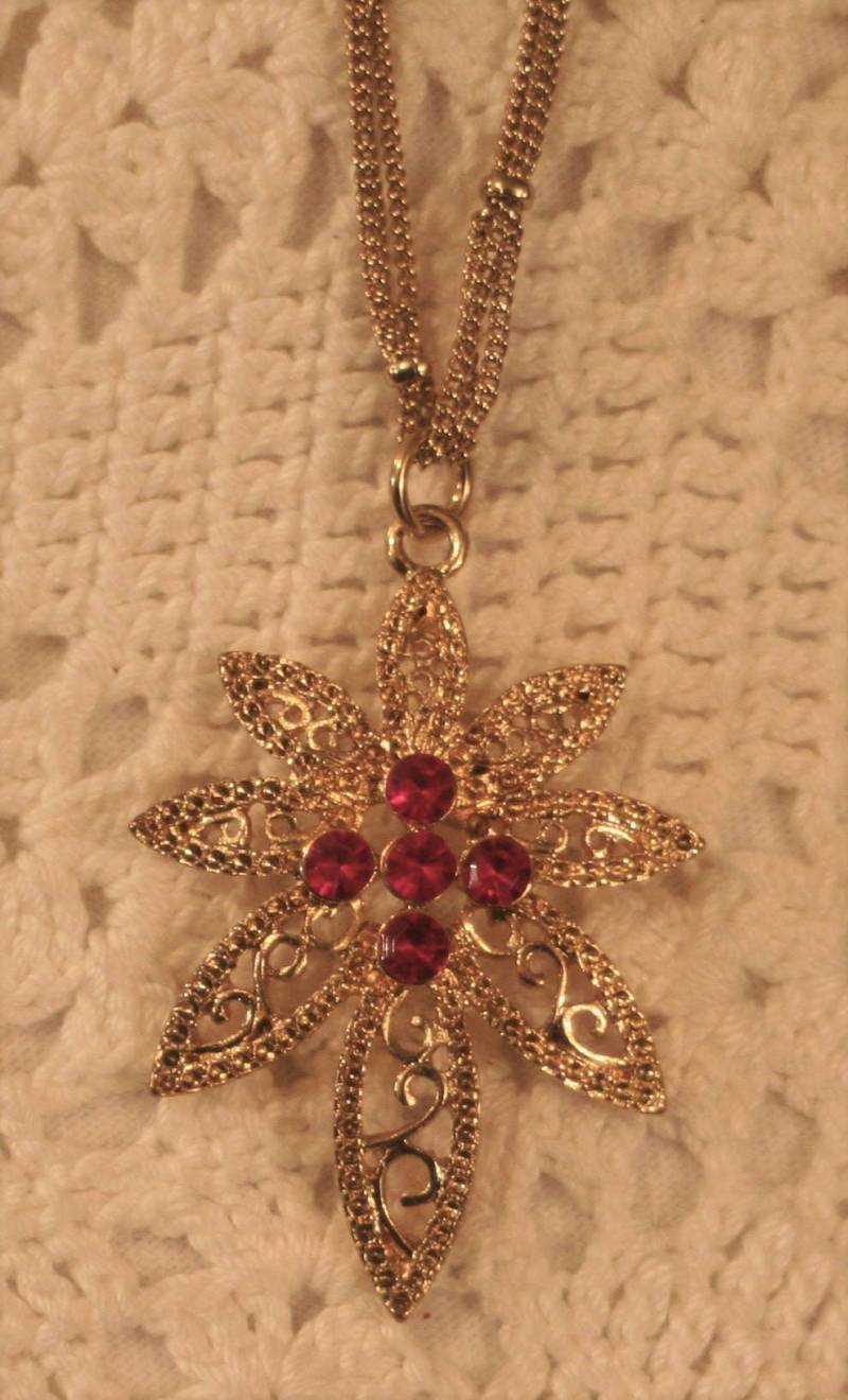 Zierliche Filigrane Offene Wirbel Kastanienbraun Rubinrote Strass Blatt Cluster Goldtone Halskette von Inthepalmofhishand