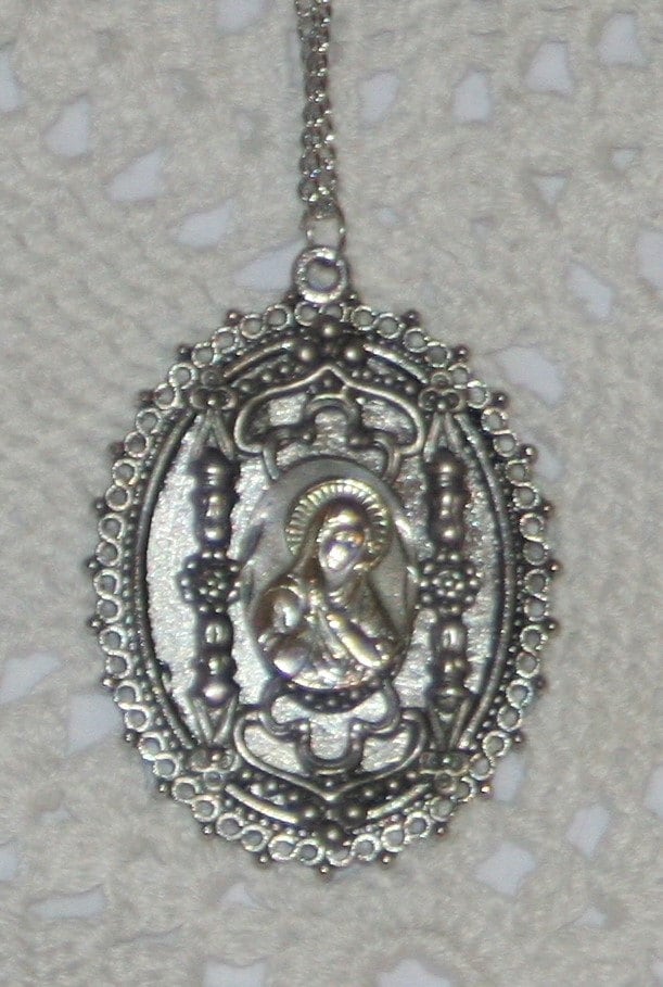 Zierliche Lacy Ball Bead Umrandeten Floral Eingerahmt Maria Muttergottes Der Gute Counsel Notre Dame De Bon Secours Religiöse Medaille Halskette von Inthepalmofhishand