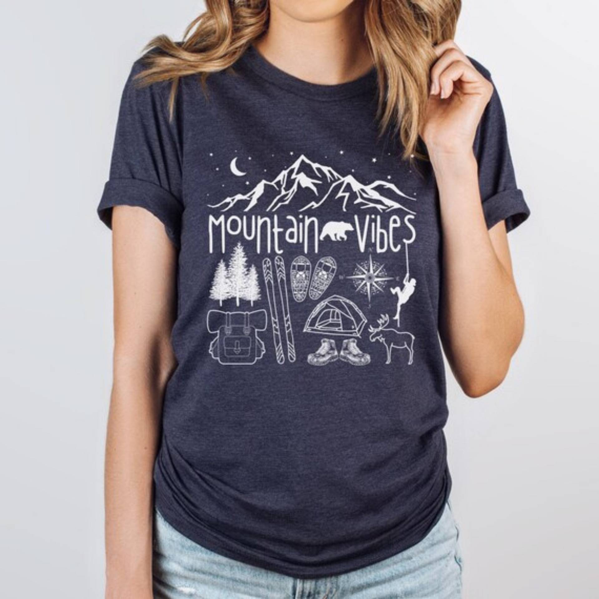 Berg T-Shirts Für Frauen, Wanderer Tshirt Sie, Damen Camping T-Shirts, Wandern Niedliches Abenteuer Shirt, Mountain Vibes Shirt von IntoThePinesDesign