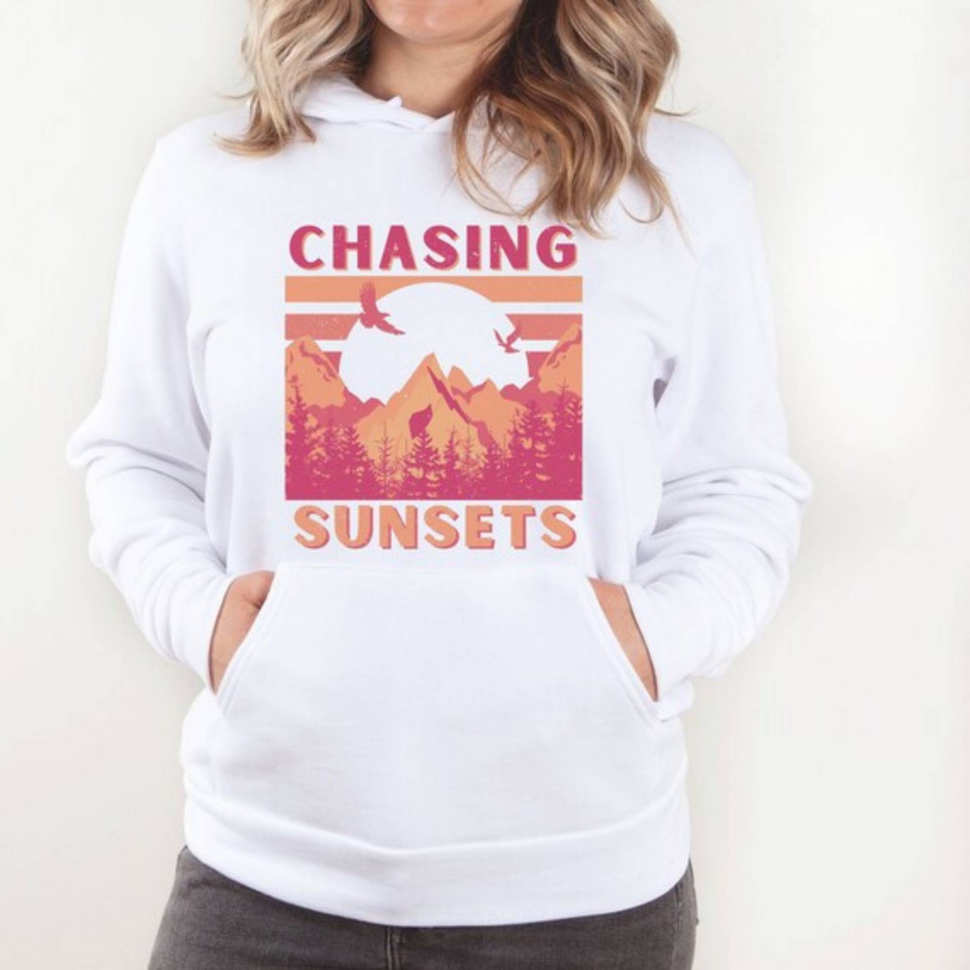 Chasing Sunsets Hoodie, Retro Sunset Hoodies, Bergpullover Für Frauen, Wander Shirts, Sonnenuntergang Shirts Sie, Natur Liebhaber Geschenk von IntoThePinesDesign