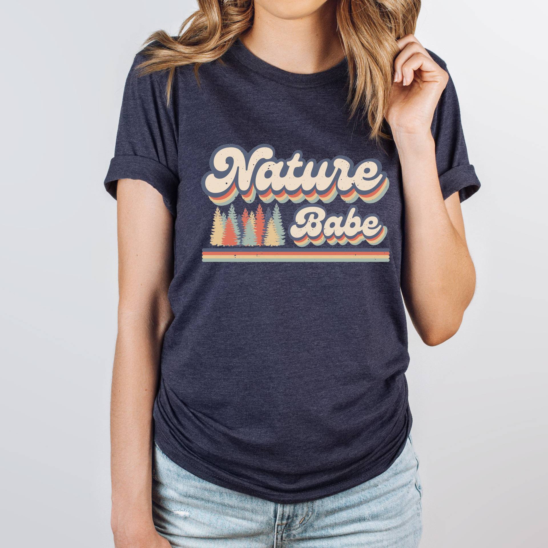 Nature Babe T-Shirt, Frauen-Wander-T-Shirts, Camping-Shirts Für Sie, Retro-Wander-T-Shirts, Frauen-Retro-T-Shirts, Natur-Shirts von IntoThePinesDesign