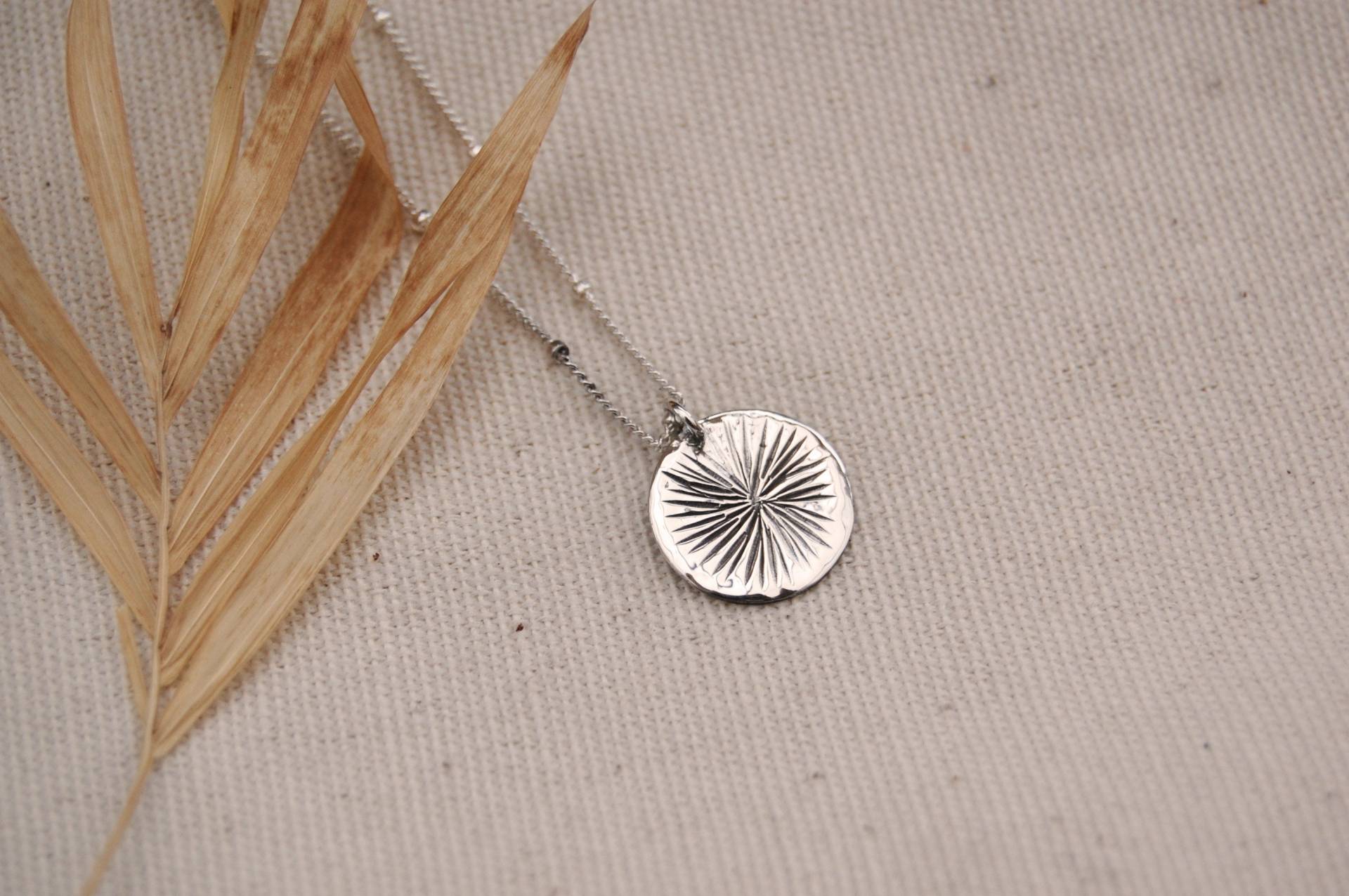 Essence Sunburst Halskette - Handgefertigtes Silber Personalisierter Initial Anhänger Elegantes Geschenk Für Sie Zierlicher Boho Schmuck Den Alltag Essence Sunburst Halskette - Handgefertigtes Silber Personalisierter Initial Anhänger Elegantes Geschenk Für Sie Zierlicher Boho Schmuck Den Alltag von IntoTheWanderness