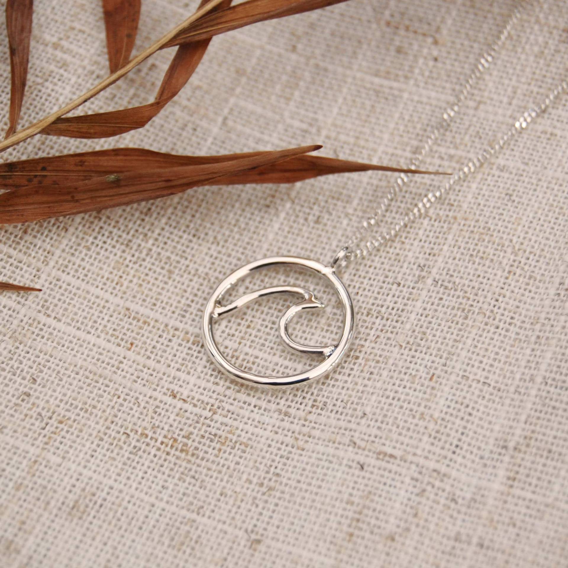 Jeden Tag Welle Anhänger - Handgefertigte Ocean Silber Halskette Boho Sea Fernweh Schmuck Minimalist Einzigartige Reise Geschenke Für Sie Jeden Tag Welle Anhänger - Handgefertigte Ocean Silber Halskette Boho Sea Fernweh Schmuck Minimalist Einzigartige Reise Geschenke Für Sie von IntoTheWanderness