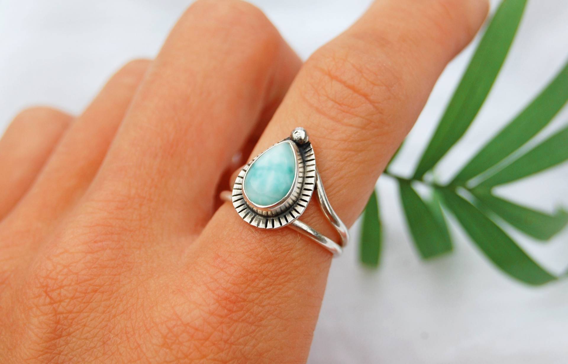 Larimar Strahlen Ring - Handgefertigtes Silber Handgefertigter Boho Schmuck Fernweh Einzigartige Geschenke Für Sie Larimar Strahlen Ring - Handgefertigtes Silber Handgefertigter Boho Schmuck Fernweh Einzigartige Geschenke Für Sie von IntoTheWanderness