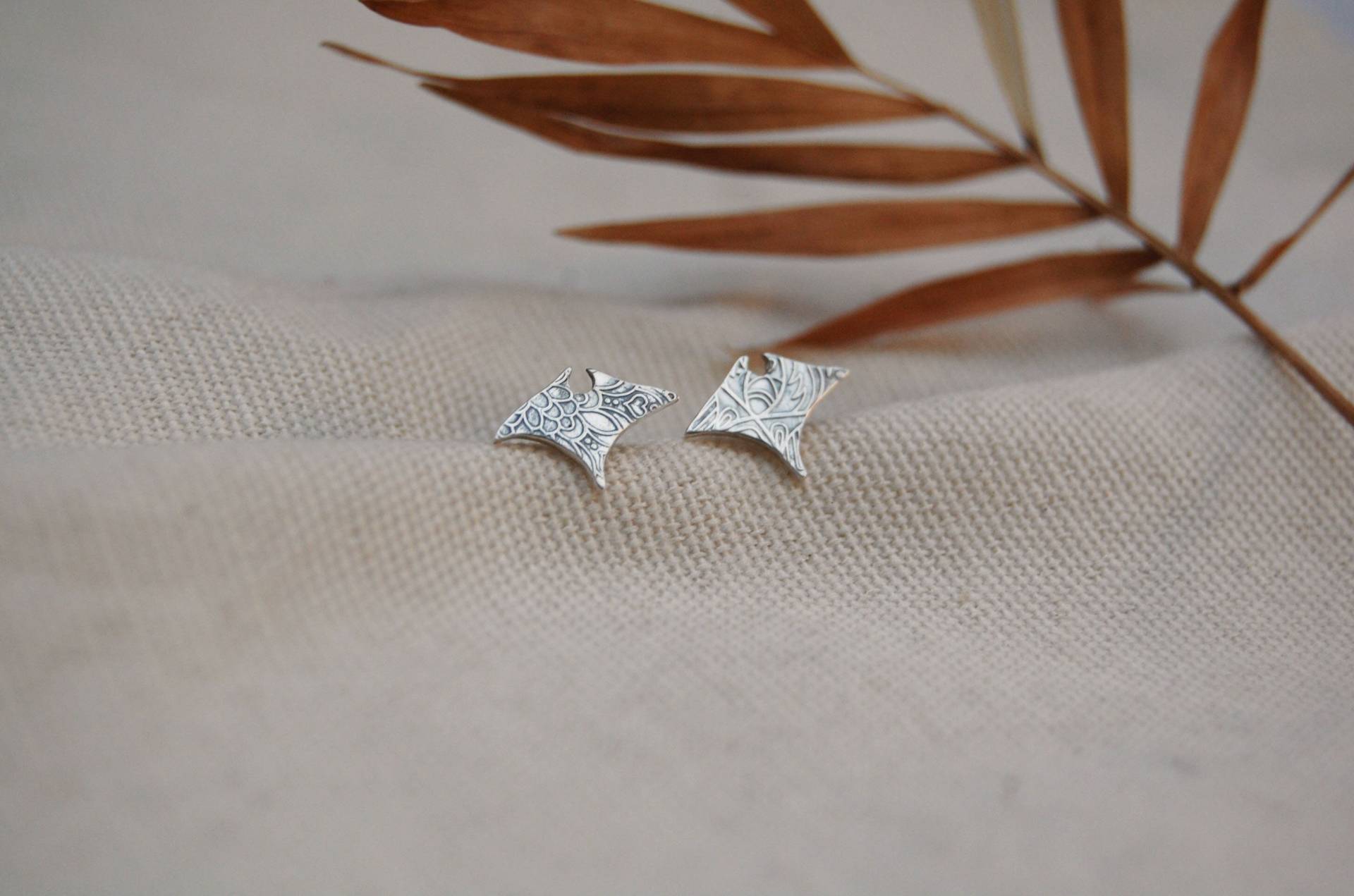 Mantarochen Ohrstecker - Handgefertigte Artisan Silber Boho Meer Ozean Everyday Schmuck Prägemuster Einzigartige Geschenke Für Sie Mantarochen Ohrstecker - Handgefertigte Artisan Silber Boho Meer Ozean Everyday Schmuck Prägemuster Einzigartige Geschenke Für Sie von IntoTheWanderness