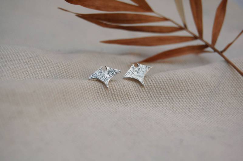 Mantarochen Ohrstecker - Handgefertigte Artisan Silber Boho Meer Ozean Everyday Schmuck Prägemuster Einzigartige Geschenke Für Sie von IntoTheWanderness