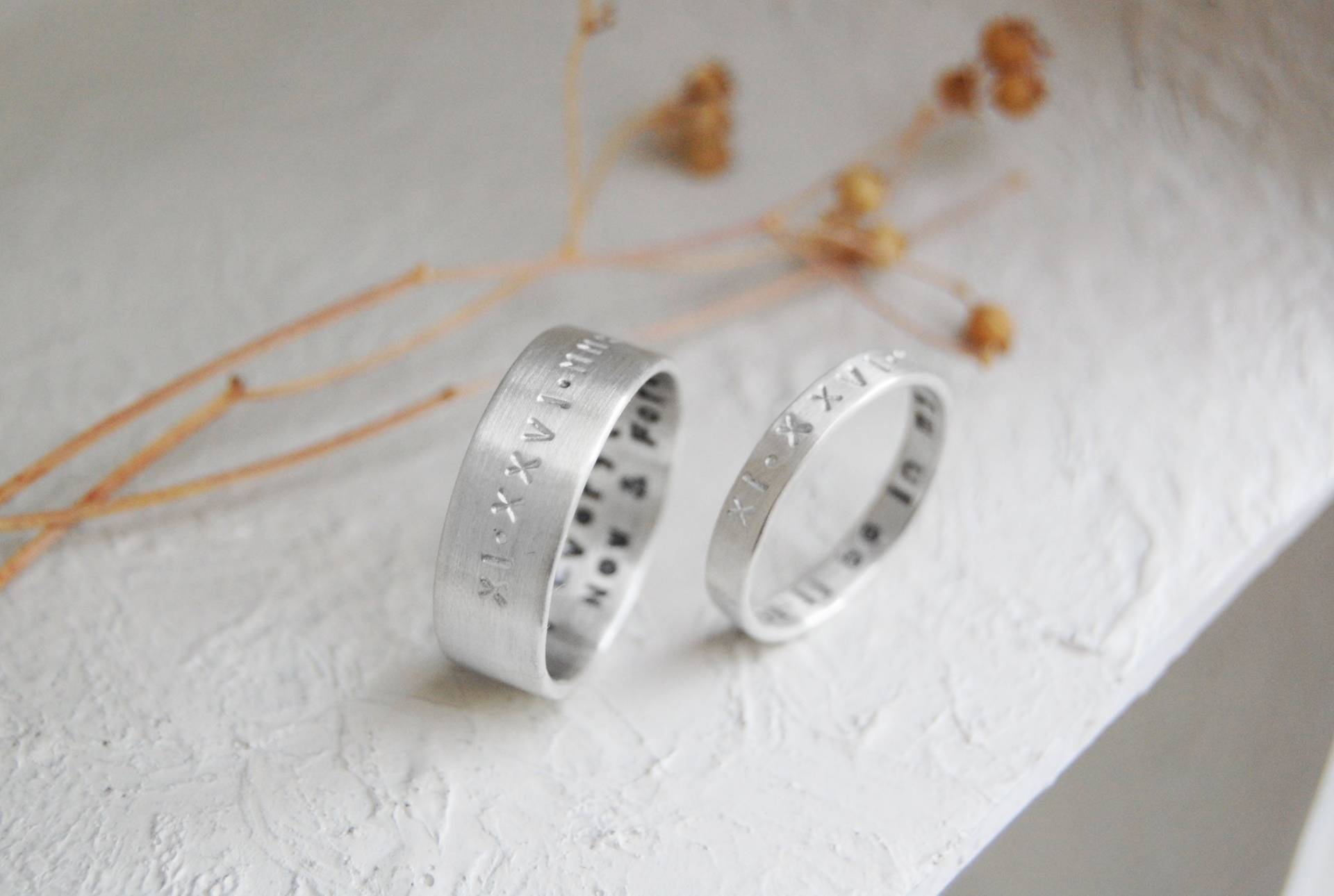 Paare Personalisierte Eternity Ringe - Silber Ehering 2Er Set Koordinaten Datum Text Jahrestag Valentinstag Geschenke Für Sie & Ihn Paare Personalisierte Eternity Ringe - Silber Ehering 2Er Set Koordinaten Datum Text Jahrestag Valentinstag Geschenke Für Sie & Ihn von IntoTheWanderness