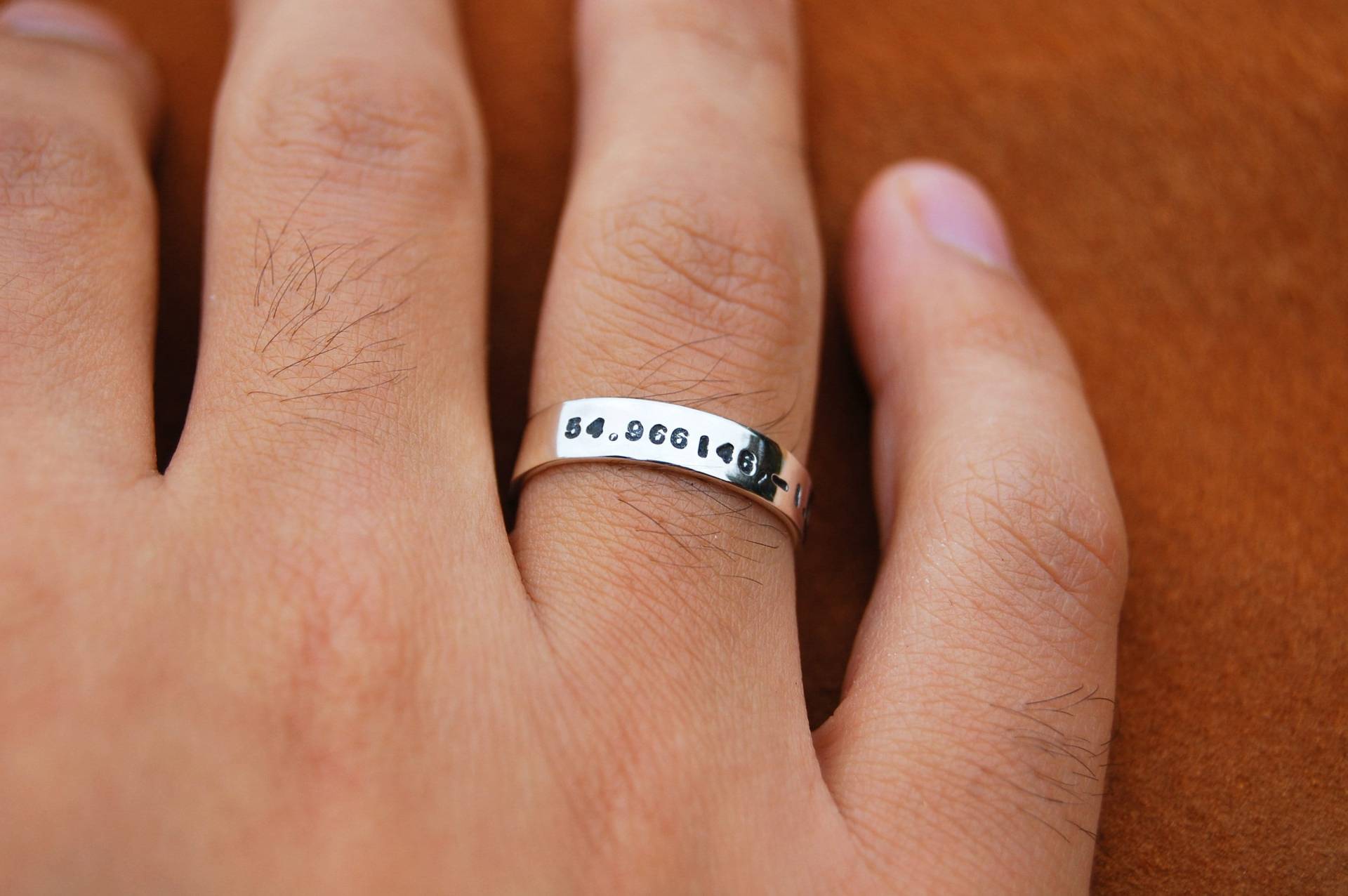 Personalisierter Herrenring - Gravierter Sterling Silber Eternity Ring Text Koordinaten Datum Band Valentinstag Geschenke Für Ihn Ehemann Freund Personalisierter Herrenring - Gravierter Sterling Silber Eternity Ring Text Koordinaten Datum Band Valentinstag Geschenke Für Ihn Ehemann Freund von IntoTheWanderness