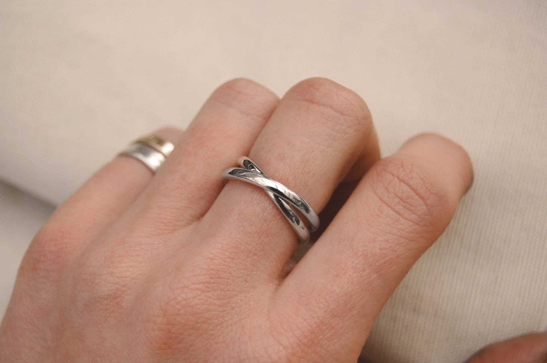 Unendlich Miteinander Verbundener Personalisierter Ring - Silber Eternity Gravierte Stapelbare Ringe Handgefertigte Geschenke Für Sie Unendlich Miteinander Verbundener Personalisierter Ring - Silber Eternity Gravierte Stapelbare Ringe Handgefertigte Geschenke Für Sie von IntoTheWanderness