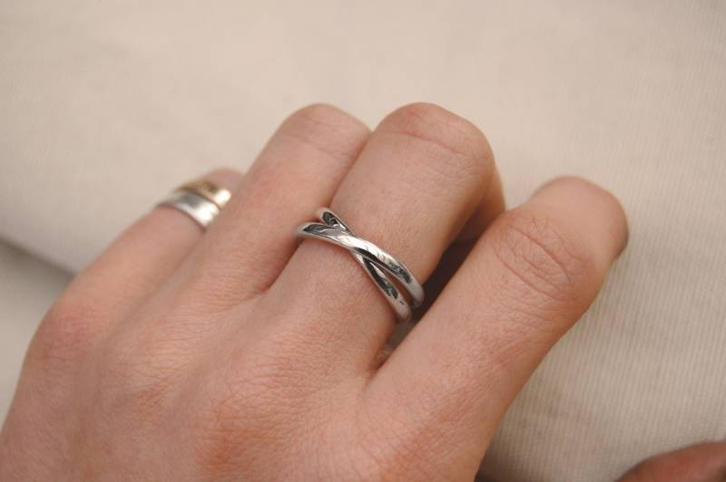 Unendlich Miteinander Verbundener Personalisierter Ring - Silber Eternity Gravierte Stapelbare Ringe Handgefertigte Geschenke Für Sie von IntoTheWanderness