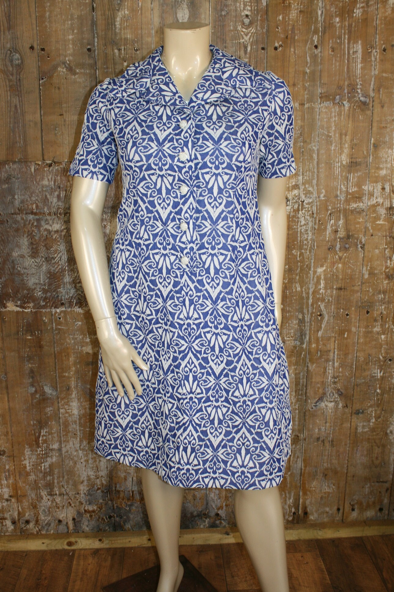 L Vintage 70Er Blau & Weiß Crimplene Mod Kleid, Gr. 14 Uk/ 40" Büste Knielang Art Nouveau Print Shift von IntoTheWoodsWear