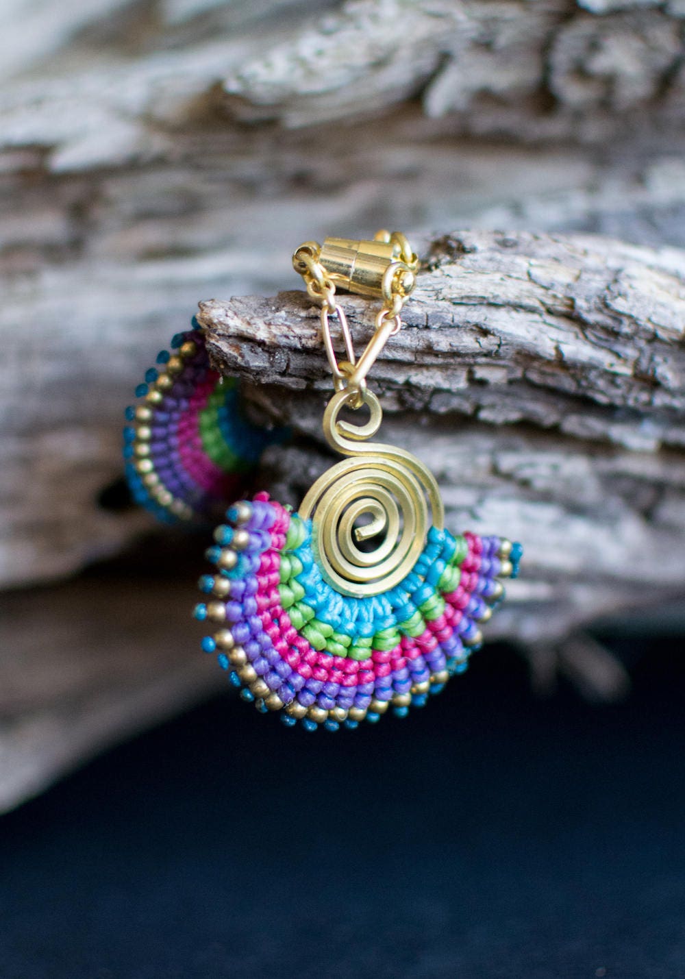 Draht Und Makramee Magnetverschluss Ohrringe in Verschiedenen Farben Erhältlich - Entworfen, Um Durch Tunnel Getragen Zu Werden 2G 2, 5cm von Intrepidjewelry