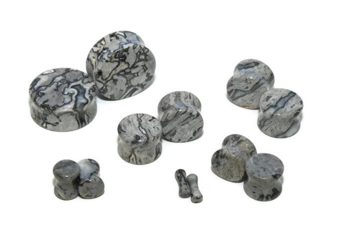 Ein Paar Graue Und Weiße Jaspis-stein-stecker, Schöne, Doppelt Ausgestellte Ohrmesser, 8 G 6 4 2 0 00 von Intrepidjewelry