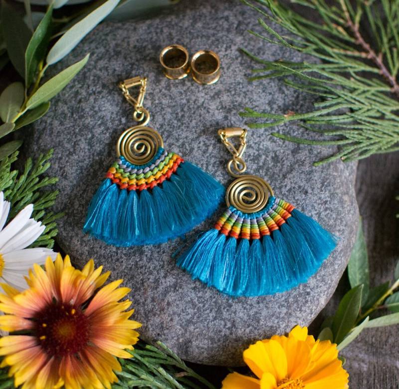 Erhältlich in Blau Oder Lila - Fächer Quaste Makramee Magnetverschluss Ohrringe Entworfen, Um Durch Tunnels Getragen Zu Werden 2G 2, 5cm von Intrepidjewelry