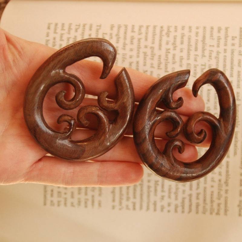 Hölzerne Wellen-Creolen 2Ga | 6 Mm, 0Ga | 8 Mm, 9, 5 Mm | 00Ga von Intrepidjewelry