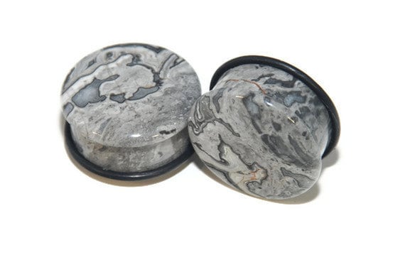 Jaspis Stein Plugs | Single Flare Grey Wave Steinplugs Graue Ohr Gauge Lehren Und Tunnels von Intrepidjewelry
