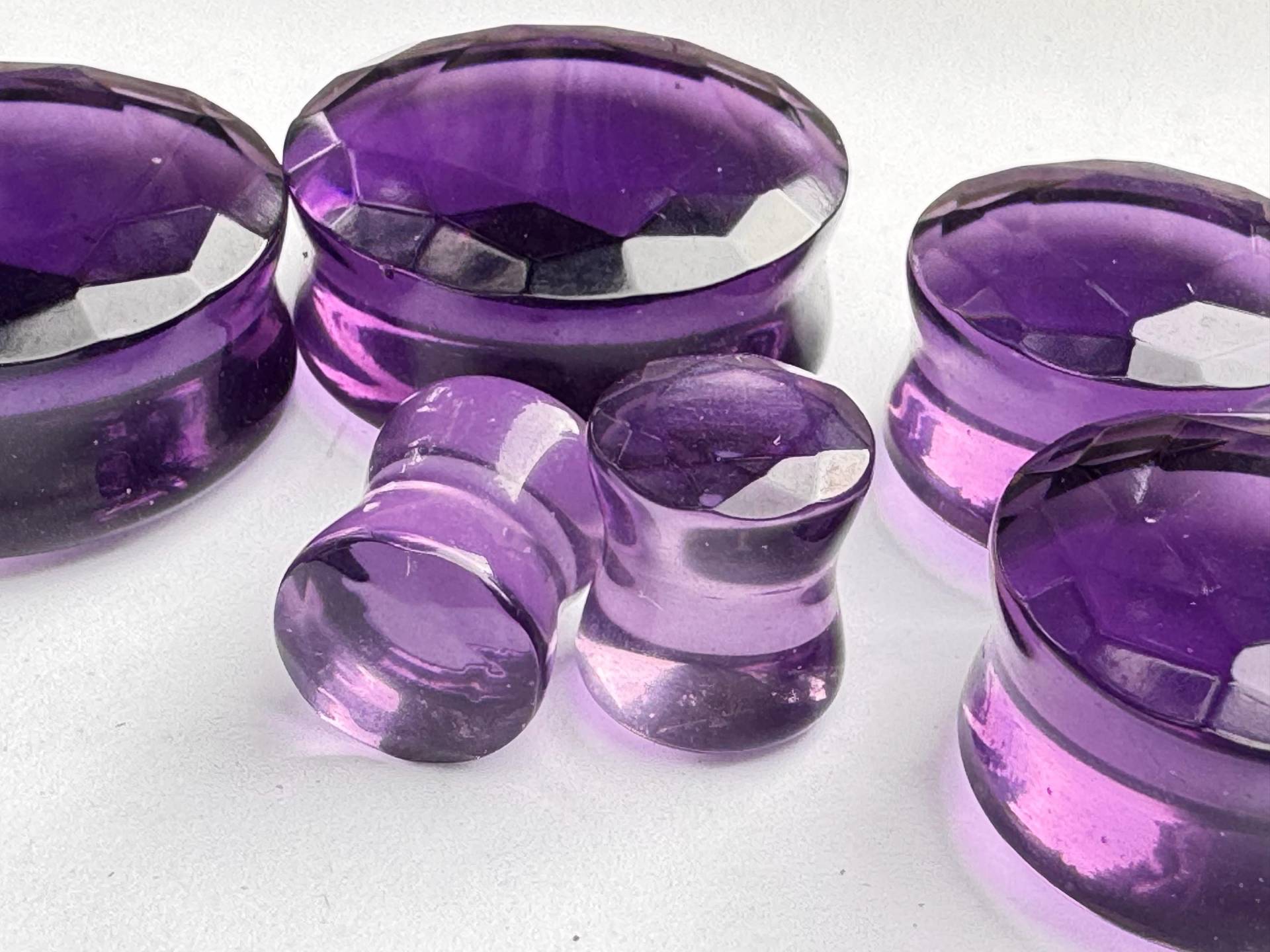 Lila Facettiertes Glas - 8G, 6G, 4G, 2G, 0G, 00G, 7/16", 1/2", 9/16", 5/8", 3/4", 7/8, 1" von Intrepidjewelry