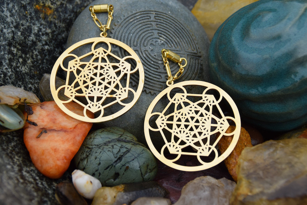 Metatron Würfel Magnetverschluss Gauges | Hängende Plugs Baumeln Ohrstecker Gold Tunnel Heilige Geometrie Messstab - Größen 2G 1" von Intrepidjewelry