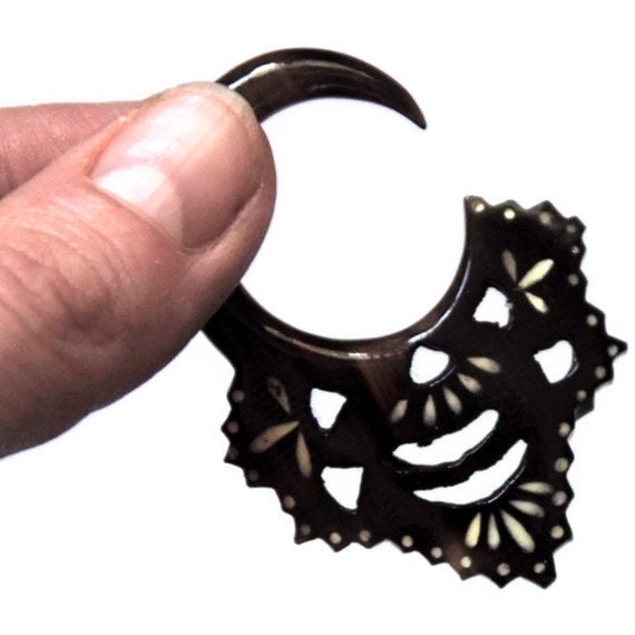Schöne Horn Ohrringe Mit Knochen- Intarsien - 12G, 10G, 8G, 6G, 4G, 2G, 0G von Intrepidjewelry