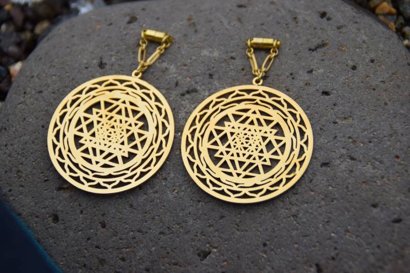 Sri Yantra Heilige Geometrie Magnetverschluss Ohrringe von Intrepidjewelry