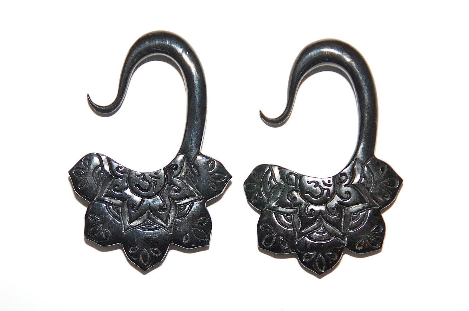 Wunderschöne Om Lotus Blume Horn Ohrring 10G | 2.5 Mm, 8G | 3 6G | 4 4G | 5 Mm von Intrepidjewelry