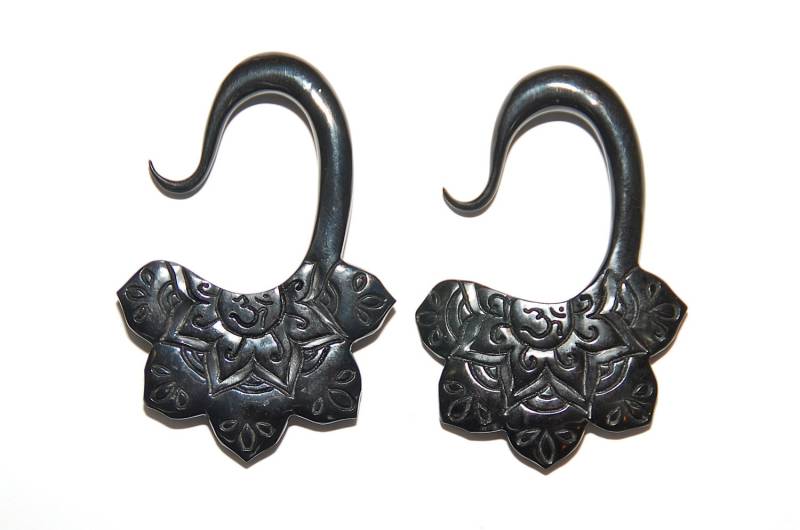 Wunderschöne Om Lotus Blume Horn Ohrring 10G | 2.5 Mm, 8G | 3 6G | 4 4G | 5 Mm von Intrepidjewelry