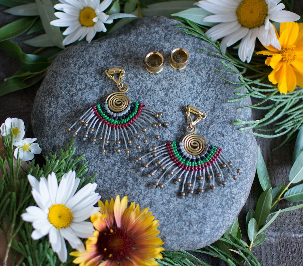 string Wrapped Graue Makramee Magnetverschluss Ohrringe - Getragen Durch Tunnels 2G 2, 5cm von Intrepidjewelry