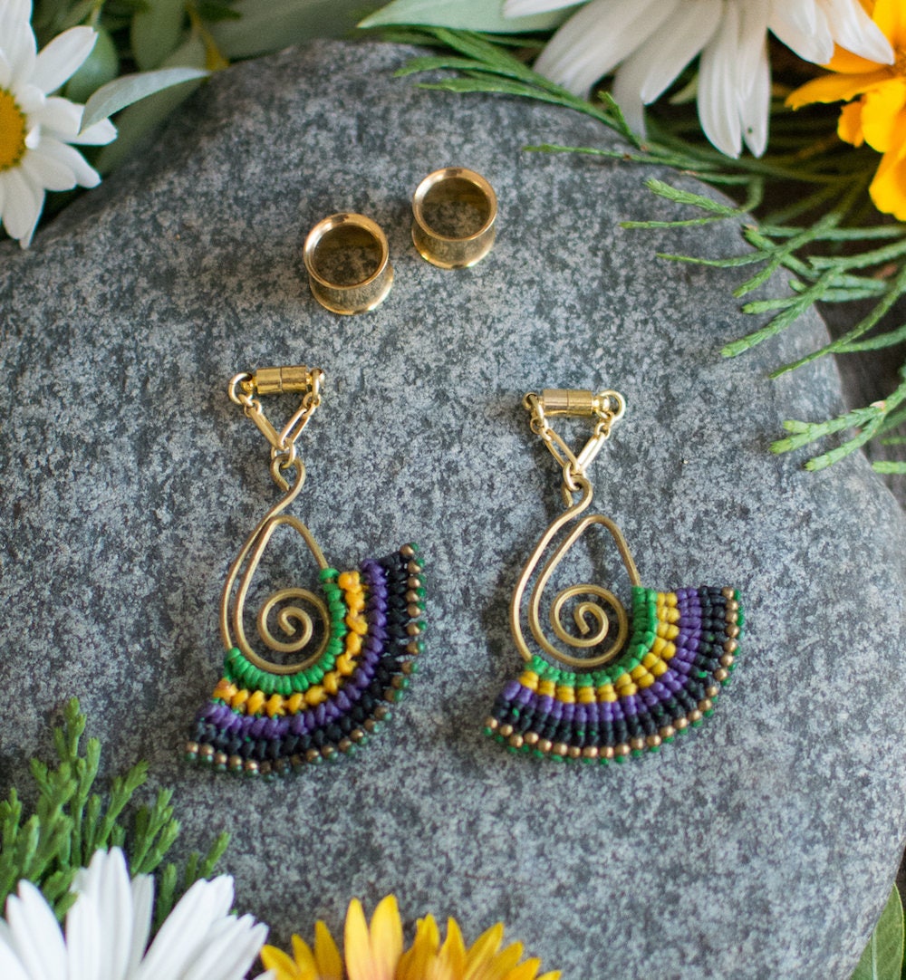 string Wrapped Makramee Magnetverschluss Ohrringe - Getragen Durch Tunnels Größe 2G 1" von Intrepidjewelry