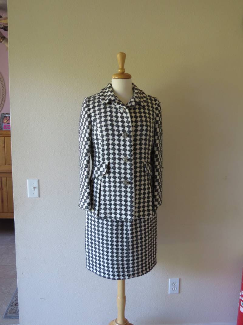 1960Er Jahre Hahnentritt Frauen Anzug. International Von Miss Ania 1960Er Jahre Hahnentritt Frauen Anzug. International Von Miss Ania von Intrepidmirror