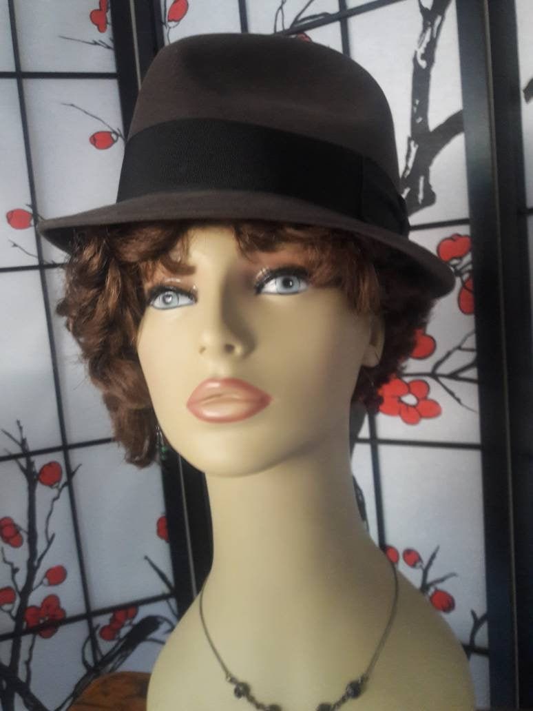 Dobbs, Saks Fifth Ave, Wolle Fedora. 1950Er Jahre. Braun, Grösse 7 1/4 | Ursprünglich Herren Dobbs, Saks Fifth Ave, Wolle Fedora. 1950Er Jahre. Braun, Grösse 7 1/4 | Ursprünglich Herren von Intrepidmirror