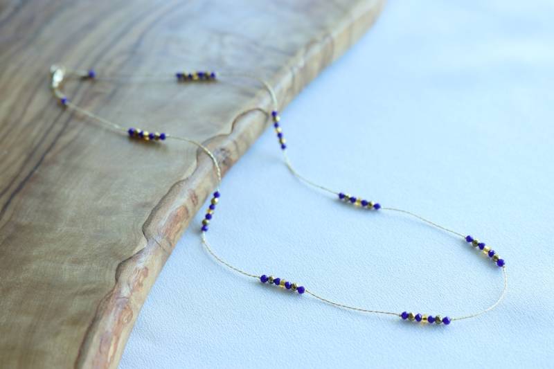 Ultra Petite Lapis Lazuli Perlen Auf Goldener Schnur, Gemstone-Halskette Ultra Petite Lapis Lazuli Perlen Auf Goldener Schnur, Gemstone-Halskette von IntricateDaintyJules