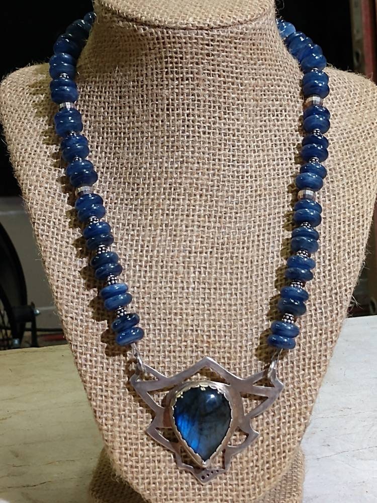 Hand Geschnitten 18Ga Sterling Silber Blatt Metall, Blau Labradorit Teardrop Cab Set in Lünette Draht, Kyanit/Sterling Akzent Perlen von IntrinsicElementz