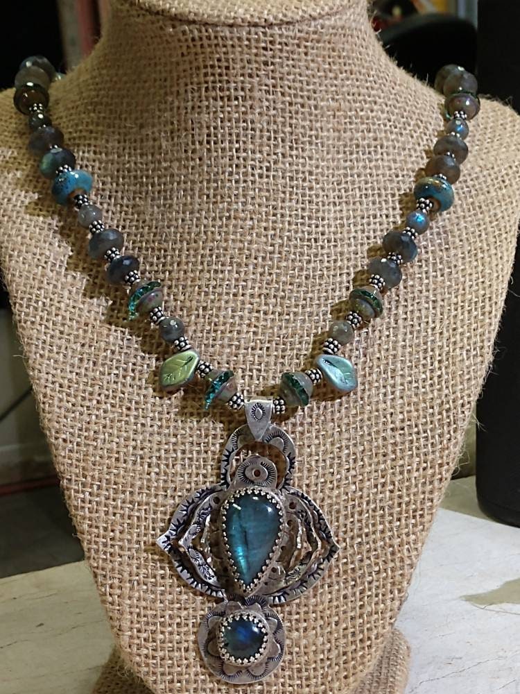 Hand Gestempelt, Geschnitten 18 Gauge Sterling Silber Blattmetall, Lünette Set Labradorit Cabochons, Einzigartige Perlen Halskette von IntrinsicElementz