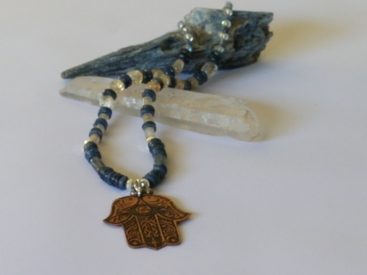 Handgearbeitete Kupferne Hand Von Fatima, Hamsa, Brauner Patina, Geknisterten Quarz - Und Kyanitperlen Mit Argentiumsilber von IntrinsicElementz