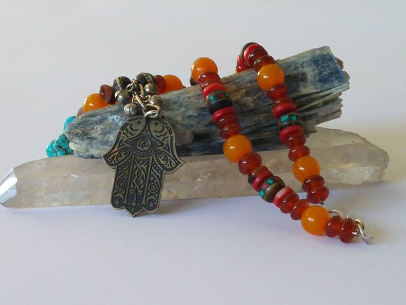 Handgefertigt Schwarz/Braun Patina Messing Hand Der Fatima, Hamsa Perlen Halskette von IntrinsicElementz