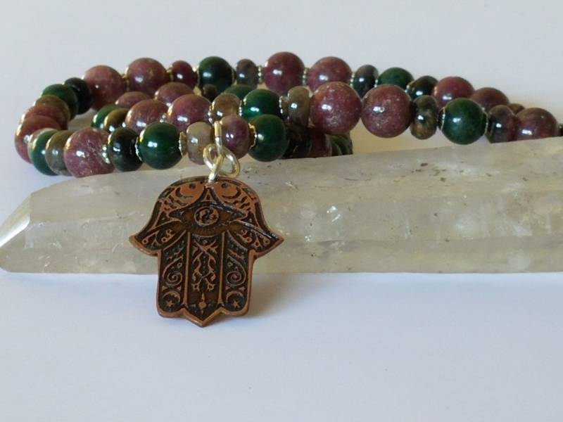 Handgefertigte Schwarz/Braune Patina Geätzte Kupfer Hand Von Fatima, Hamsa Perlen Halskette von IntrinsicElementz
