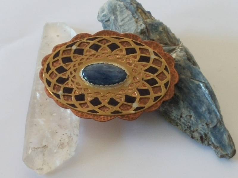 Heilige Geometrie Blume Des Lebens Gürtelschnalle, Kyanit Cab Auf Benutzerdefiniertem Gebeizten Geätzten Messing, Original Design von IntrinsicElementz