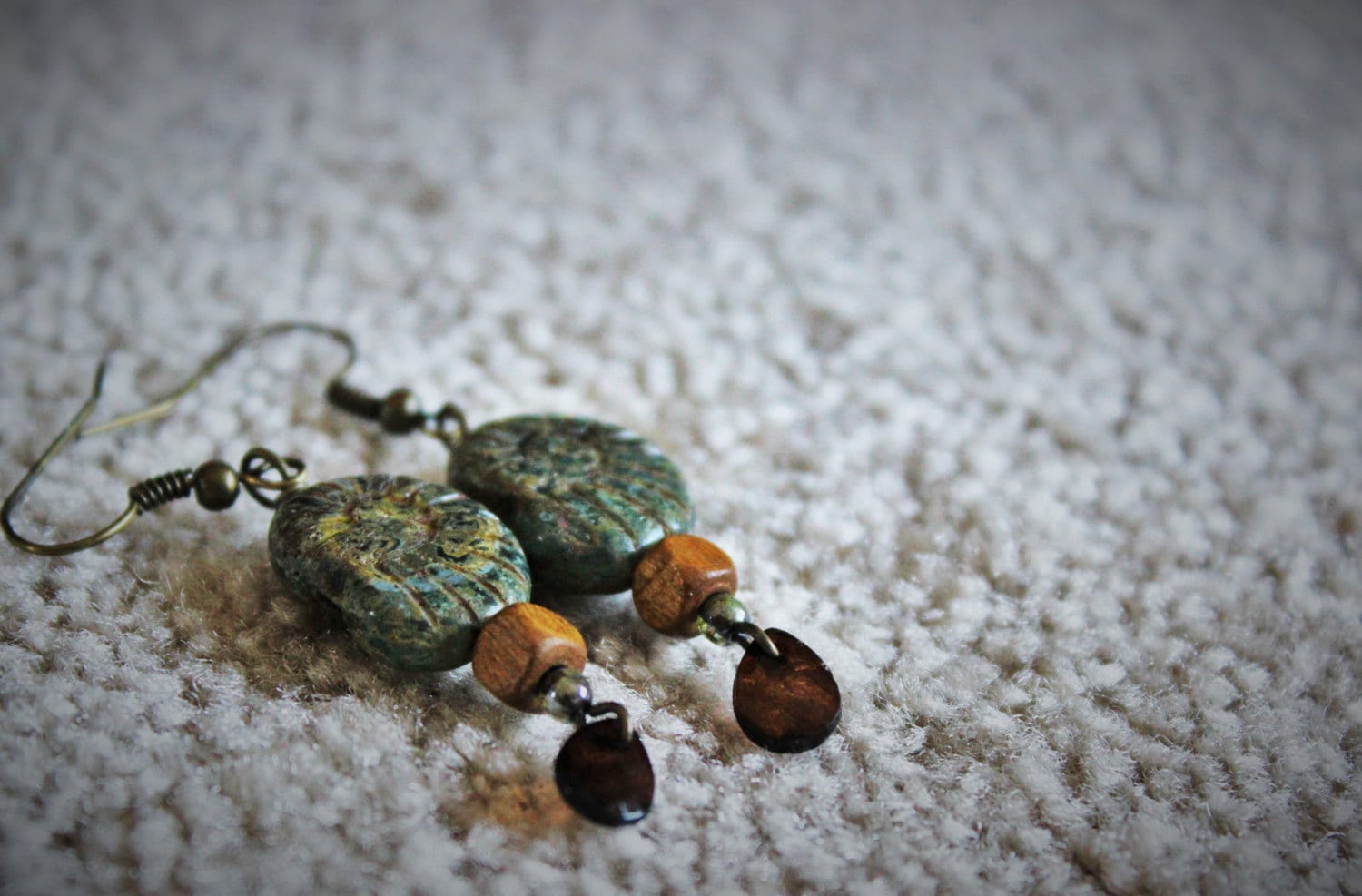 Ammonit Stil Fossile Ohrringe Mit Braunen Holzperlen Und Roten Tropfen Perlen von IntrospectionJewelry